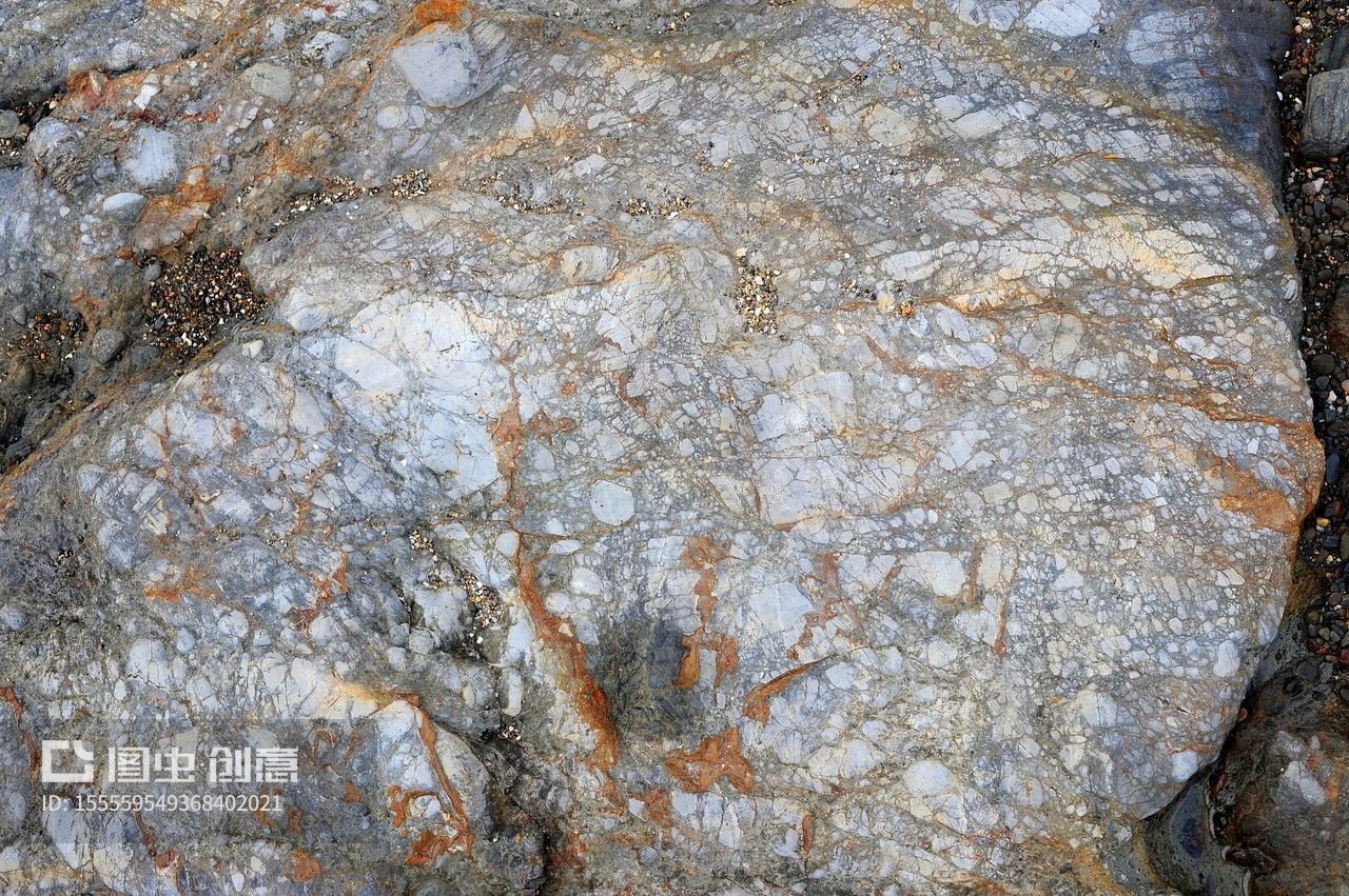按斜长岩的产状和构造,地球上有3种主要类型:层状侵入体型斜长岩